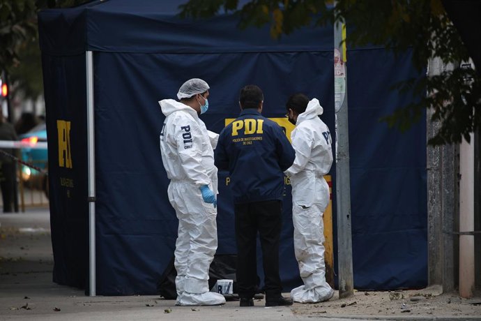 Santiago, 5 de mayo de 2026.  La Brigada de Homicidios de la PDI realiza pericias tras un homicidio perpetrado en calle Escanilla a una cuadra del Servicio de Encargo y Busqueda de Vehiculos de Carabineros en la comuna de Independencia donde sujetos