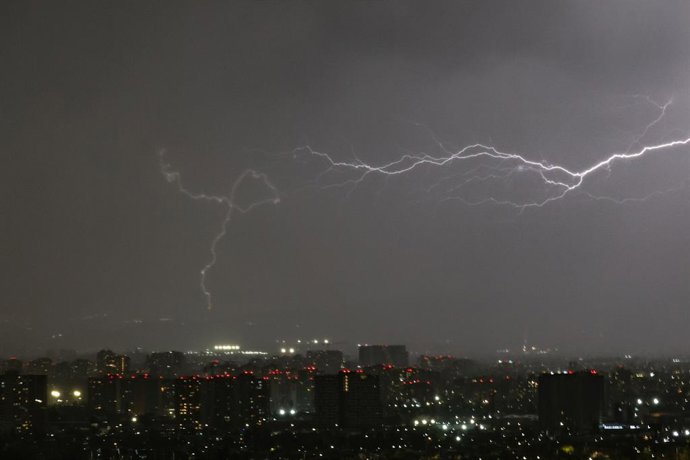 Santiago, 30 de Agosto de 2026.  Tormenta electrica en la zona oriente de Santiago vista desde San Miguel  Diego Martin /Aton Chile