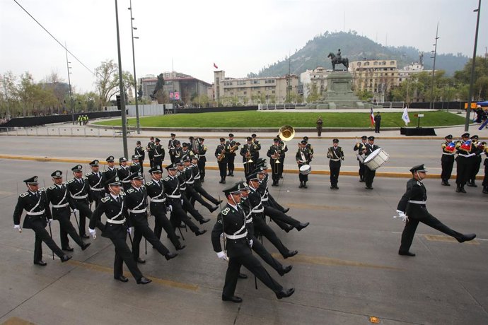 Santiago, 19 de septiembre 2026. El alcalde de Providencia, en conjunto con representantes del Ejercito de Chile, Armada, Fuerza Aerea, Carabineros y Gendarmeria, encabeza el tradicional desfile en Honor a las Glorias del Ejercito en avenida Providencia