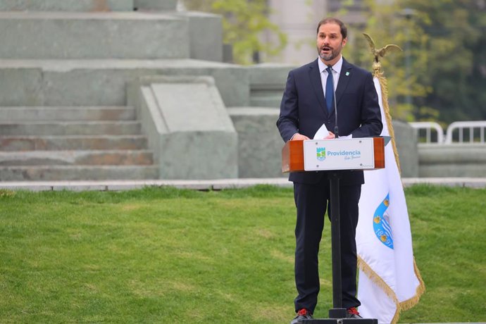 Santiago, 19 de septiembre 2026. El alcalde de Providencia, en conjunto con representantes del Ejercito de Chile, Armada, Fuerza Aerea, Carabineros y Gendarmeria, encabeza el tradicional desfile en Honor a las Glorias del Ejercito en avenida Providencia