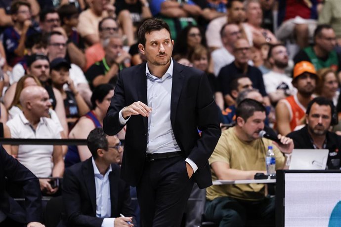 El entrenador del Valencia Basket, Xavier Albert, en el partido contra el Barça en la Supercopa Endesa 2026 de Badalona