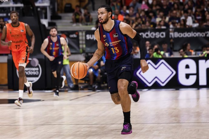 Olivier Nkamhoua, do FC Barcelona, em ação durante a partida das semifinais da Supercopa Endesa de basquete disputada entre o Valencia Basket e o FC Barcelona no Palau Olímpico de Badalona, em 19 de setembro de 2026, em Badalona, Barcelona, Espanha.