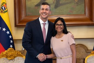 Los presidentes de Paraguay y Venezuela, Santiago Peña y Delcy Rodríguez