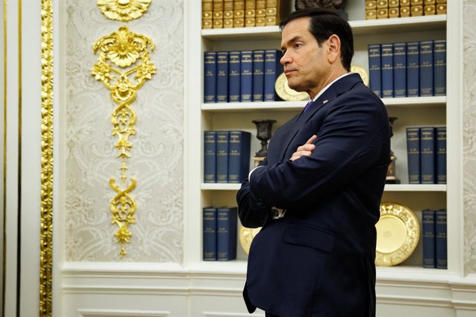 18 de setembro de 2026, Washington, Distrito de Columbia, EUA: O secretário de Estado dos Estados Unidos, Marco Rubio, permanece em pé no fundo do Salão Oval enquanto o presidente dos EUA, Donald J. Trump, responde a perguntas de repórteres na Casa Branca