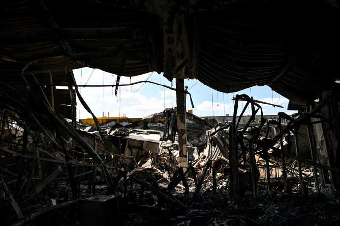 18 de setembro de 2026, Zaporizhzhia, Ucrânia: O shopping center Amstor é destruído por um ataque com drones russos no distrito de Khortytskyi, em Zaporizhzhia, Ucrânia, em 18 de setembro de 2026. As equipes de resgate extinguiram um incêndio que abrangia
