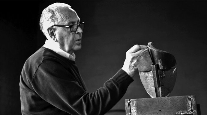 Archivo - El Círculo de Bellas Artes rinde homenaje al escultor canario Martín Chirino, presidente de la institución entre 1982 y 1992, y de la que recibió la Medalla de Oro en 2001
