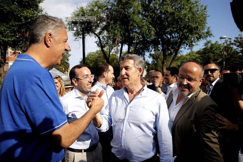 Archivo - El presidente del Partido Popular, Alberto Núñez Feijóo (c), saluda al alcalde de Badalona, Xabier García Albiol (i)
