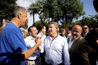 Archivo - El presidente del Partido Popular, Alberto Núñez Feijóo (c), saluda al alcalde de Badalona, Xabier García Albiol (i), durante un acto del Partido Popular, a 31 de mayo de 2025, en Castelldefels, Barcelona, Catalunya (España). Este acto forma par