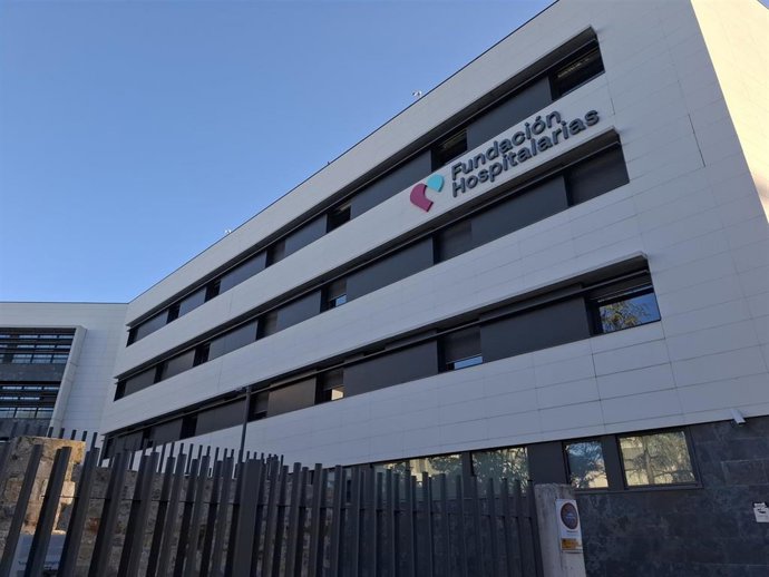Cartel de Fundación Hospitalarias Navarra en el centro Padre Menni de Pamplona.
