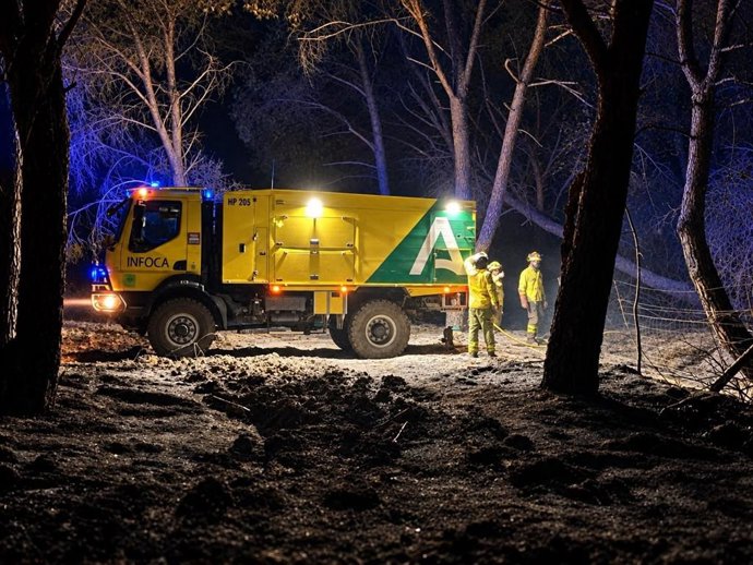 Imagen de efectivos del Infoca trabajando en el incendio forestal de Ayamonte (Huelva).