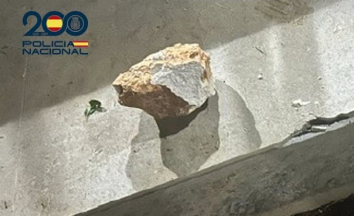 Un hombre trata de allanar una vivienda con los moradores dentro, les amenaza y arroja una roca de grandes dimensiones.