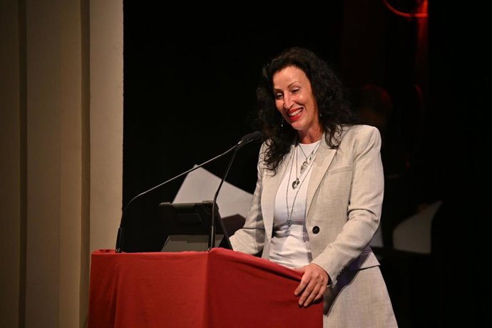 La alcaldesa de Almería, María del Mar Vázquez, la Mesa Redonda titulada 'Capataces: por afición, oficio y devoción' con motivo del XXV aniversario de Nuestro Padre Jesús de las Penas en el Abandono de sus Discípulos.
