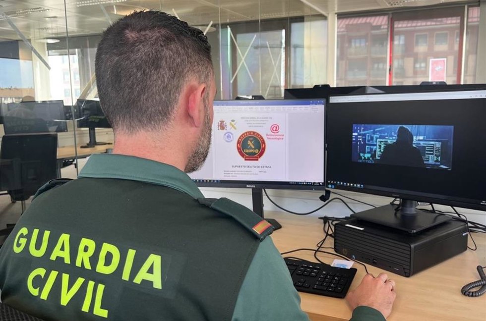Guardia Civil trabajando frente a un ordenador ciberpatrullando sobre armas y explosivos