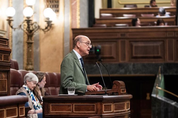 Archivo - El diputado del PNV Mikel Legarda interviene durante un pleno en el Congreso