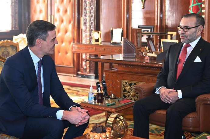 Archivo - El presidente del Gobierno español, Pedro Sánchez, es recibido por el Rey de Marruecos, Mohamed VI, en su primer viaje oficial de esta legislatura a Marruecos, a 21 de febrero de 2024