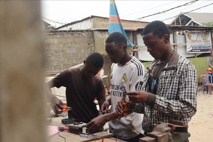 Varios jóvenes en el Instituto Pere Simon de Kinshasa en R.D. Congo.