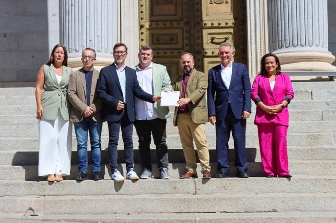 Diputados del PSOE y Sumar, junto a representantes de Colegios Profesionales de Criminología, registra en el Congreso una proposición de ley para regular por primera vez de forma integral el ejercicio profesional de la Criminología en España.