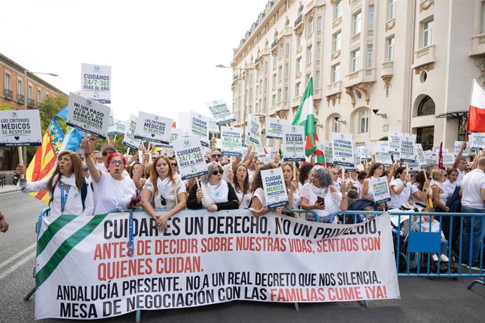Varias personas durante una concentración por la protección y mejora de la prestación económica CUME, frente al Congreso de los Diputados, a 16 de septiembre de 2026, en Madrid (España). 