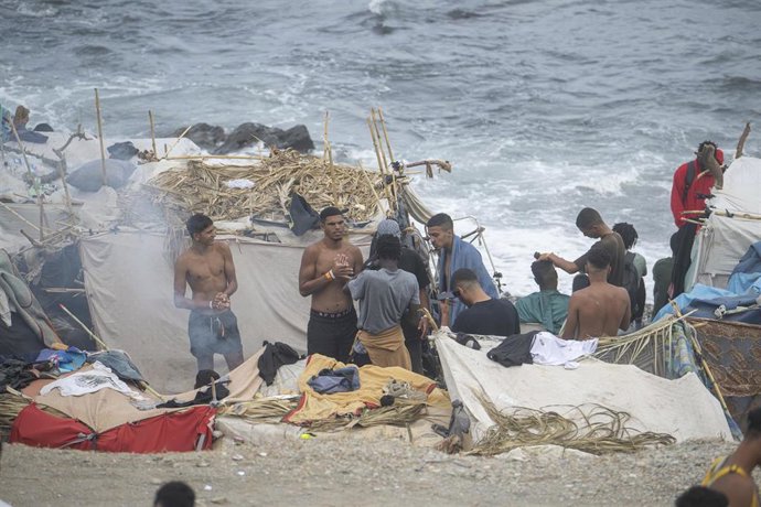 Asentamiento de migrantes en la playa El Trampolín
