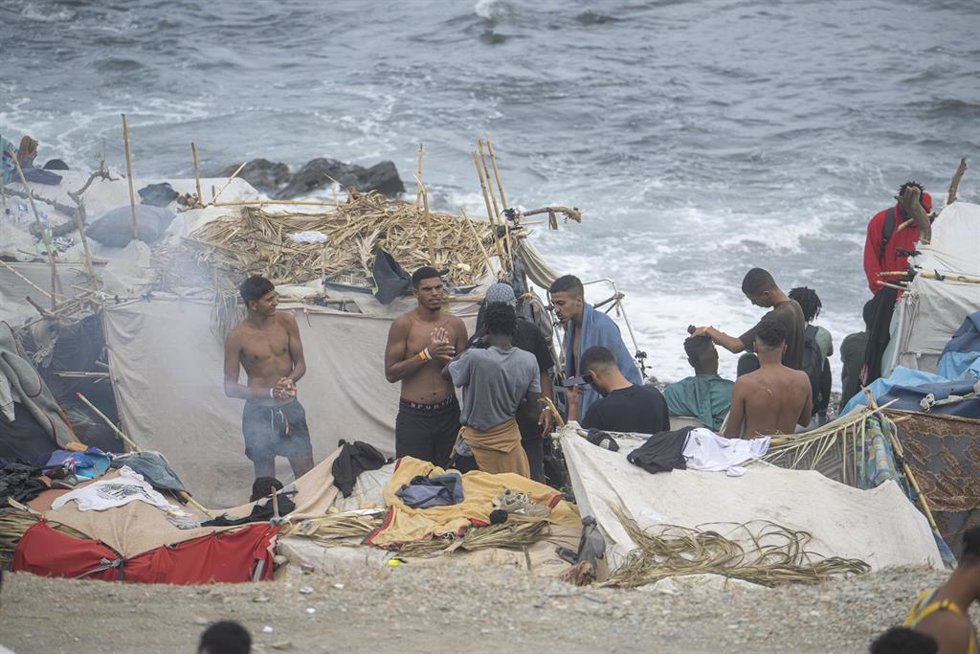 Asentamiento de migrantes en la playa El Trampolín