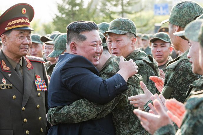 Arquivo - COREIA DO NORTE, PYONGYANG - 26 DE ABRIL DE 2026: O Líder Supremo da Coreia do Norte, Kim Jong Un (2º à esquerda), e militares norte-coreanos participam de uma cerimônia de inauguração de um museu e complexo memorial dedicado aos militares norte