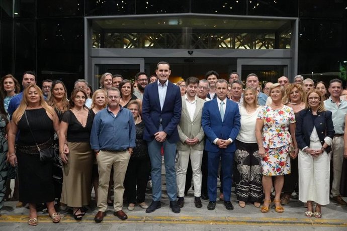 Imagen del presidente de la Diputación de Jaén, Juan Latorre, junto al alcalde de Jaén, Julio Millán, en el acto conmemorativo del 50º aniversario de la Asociación de Vecinos 'El Tomillo'.