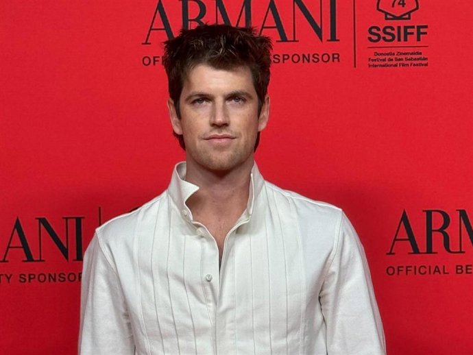 Miguel Bernardeau posando en el photocall de Armani Beauty en el Festival de Cine