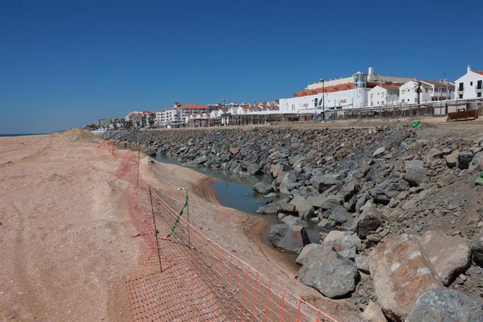 Archivo - Vista de la playa de Matalascañas con la nueva arena y el paseo marítimo en obras el pasado mes de marzo tras los efectos de las borrascas.