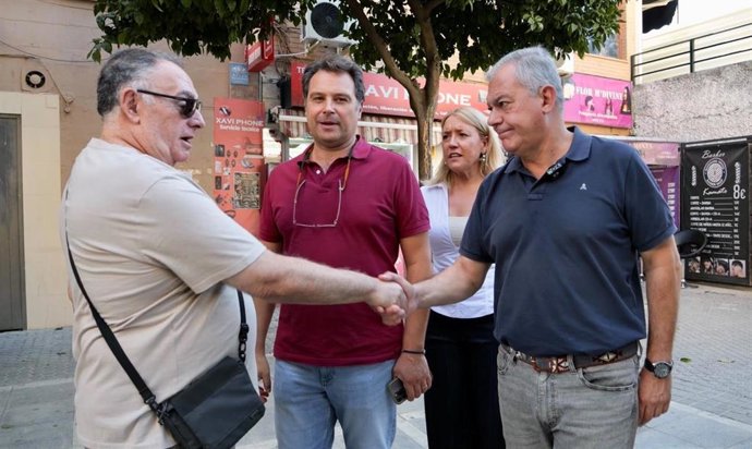 El alcalde de Sevilla, José Luis Sanz, con un vecino de El Cerezo