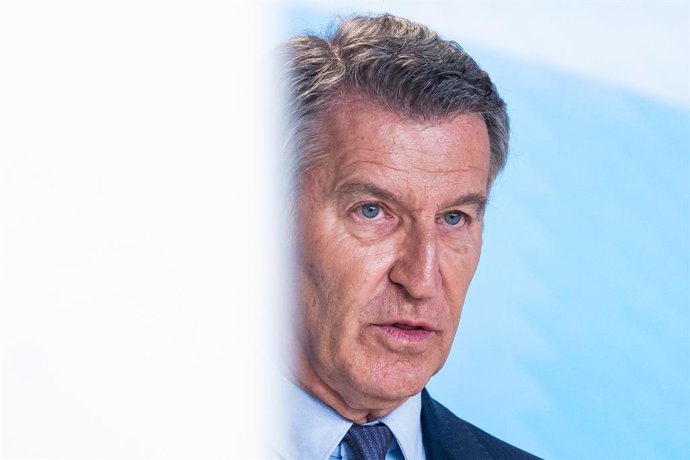 Archivo - Arquivo - O presidente do Partido Popular, Alberto Núñez Feijóo, comparece diante da imprensa para fazer um balanço do ano político, na sede nacional do PP, em 22 de julho de 2026, em Madri (Espanha). Feijóo destacou a corrupção e as críticas