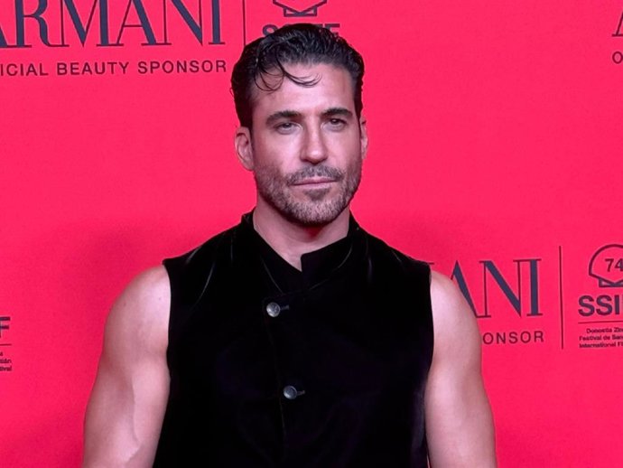 Miguel Ángel Silvestre posando en el photocall de Armani Beauty en el Festival de Cine