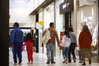 Santiago, 31 de Diciembre 2022. Utimas compras en el centro de Santiago previo al termino de año. Jonnathan Oyarzun/Aton Chile