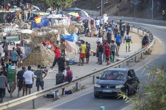 Migrantes en chabolas, en la playa de Trampolín