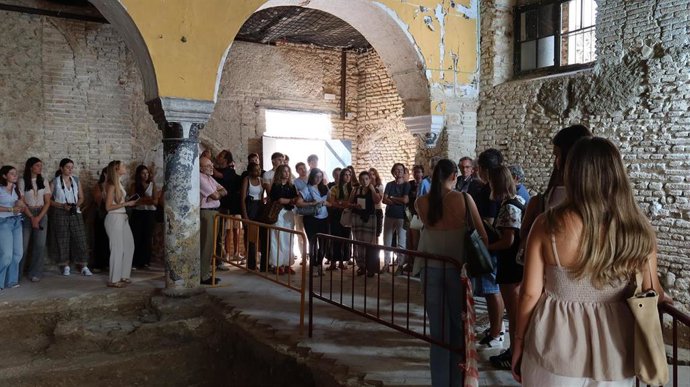 Un grupo de estudiantes de la US, en la Sinagoga de Utrera, con ocasión del inicio de unos trabajos de investigación