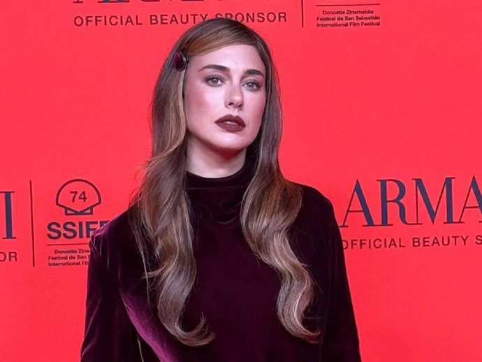 Blanca Suárez posando en el photocall de Armani Beauty en el Festival de Cine