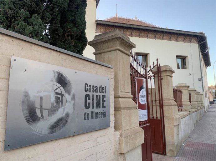 Exterior de la Casa del Cine de Almería, donde se celebrará una de las actividades programadas por el Aula de Divulgación de la Universidad de Almería.