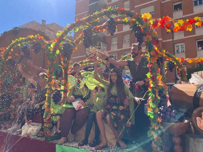 La carroza de la Asociación de Vecinos de La Cava-Fardachón gana el concurso desfile de las fiestas de San Mateo