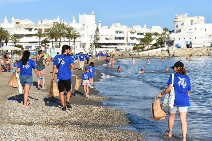 Benalmádena retira 25 kilos de residuos de las playas en una jornada para concienciar del impacto en ecosistemas marinos.