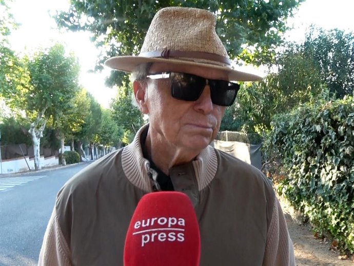 Ortega Cano hablando con la prensa durante un paseo por los alrededores de su casa