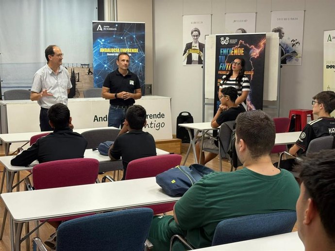 Visita de participantes de Huelva Ignite en la sede del Centro Andaluz de Emprendimiento (CADE).