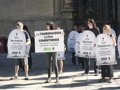 Concentración portando lápidas de toros muertos: AnimaNaturalis reivindica unos Sanmateos sin festejos taurinos