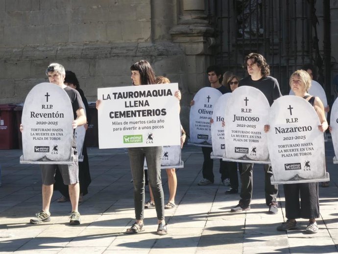 AnimaNaturalis reclama la desaparición de festejos taurinos de San Mateo con lápidas de toros muertos en corridas