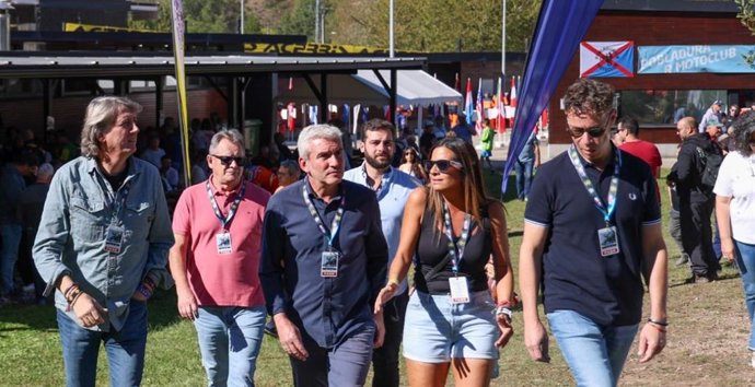 El secretario general del PSOE de Castilla y León, Carlos Martínez, visita a la prueba puntuable para el Mundial de Trial en el circuito de Pobladura de las Regueras (León)