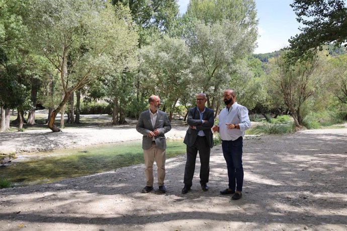 El subdelegado del Gobierno de España en Jaén, Manuel Fernández, y el alcalde de Pozo Alcón, Iván Cruz, en una visita al municipio.