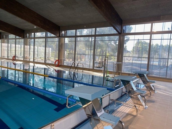 La piscina es  accesible a personas con movilidad reducida mediante rampa, silla abatible en las duchas y un elevador para facilitar el acceso al vaso a las personas que así lo necesiten.
