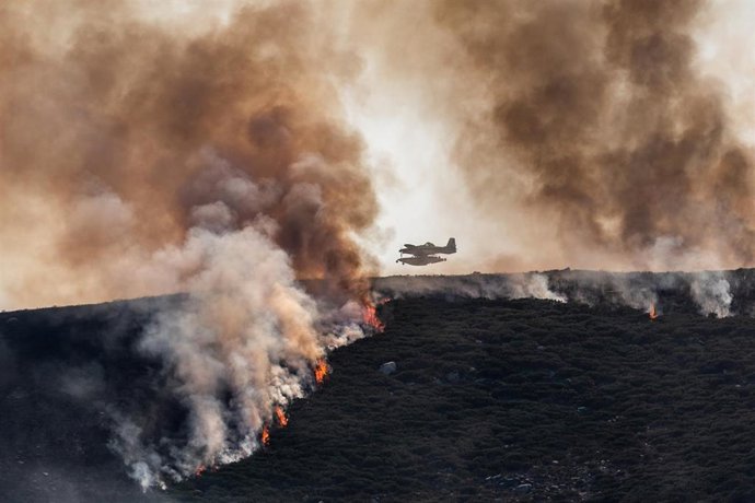 Imagen de un hidroavión en el incendio forestal de Tornavacas, a 10 de septiembre de 2026.