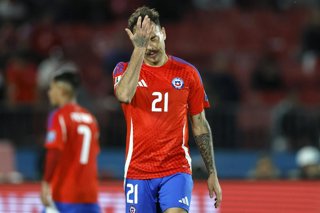Futbol, Chile vs Bolivia. Primera rueda, clasificatorias al Mundial 2026. El jugador de la seleccion chilena Matias Catalan, centro, se lamenta tras desperdiciar una ocasion de marcar un gol contra Bolivia durante el partido de la primera rueda de las