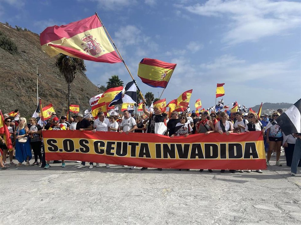 Cientos de ceutíes portan una pancarta con el lema 'SOS Ceuta invadida' durante una manifestación en defensa de la españolidad de la ciudad y de su frontera, a 20 de septiembre de 2026, en Ceuta (España).