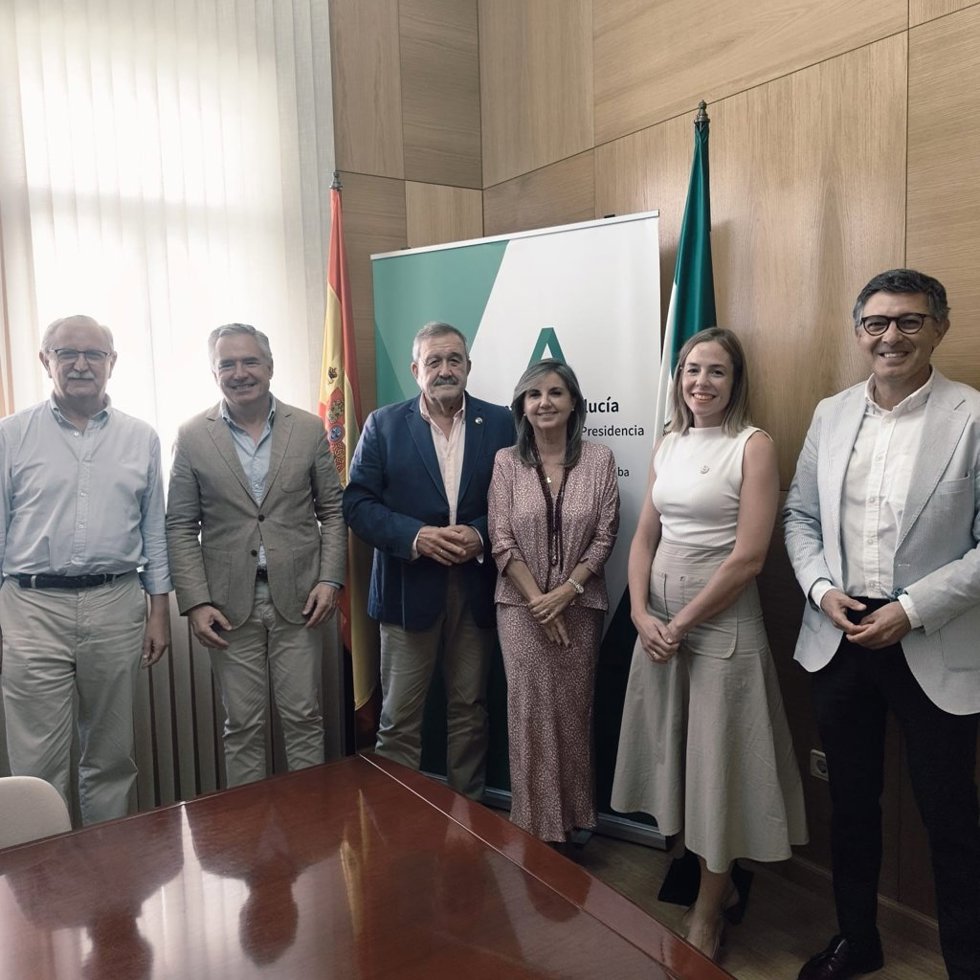 La delegada territorial de Sanidad y Consumo, María Jesús Campos, en una reunión de trabajo con Upsaco.