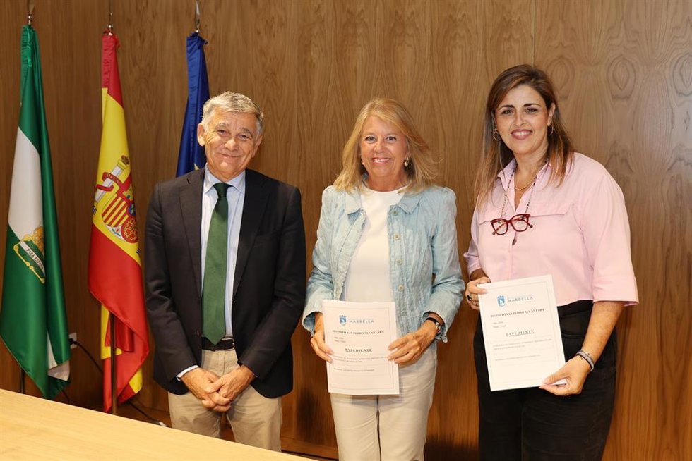 La alcaldesa de Marbella (Málaga), Ángeles Muñoz, junto a la presidenta de Aspandem, María José Morales, y el teniente de alcalde de San Pedro Alcántara, Javier García, en la rúbrica del acuerdo entre Marbella y la entidad.